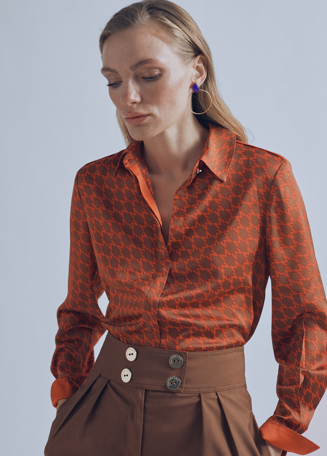 Shirt with M collar detail