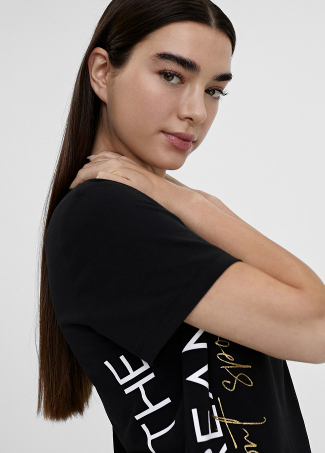 T-shirt com posicionamento de letras