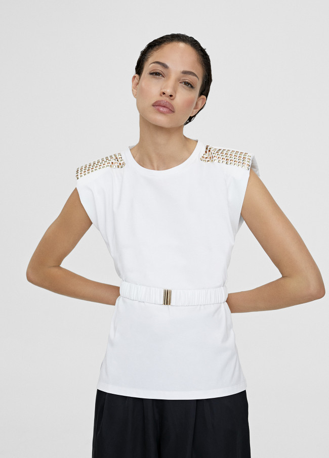 T-shirt with belt