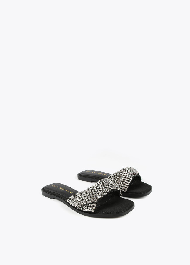 Flat sandals with rhinestones