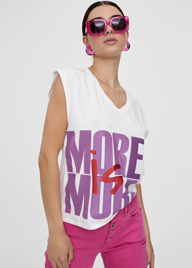 T-Shirt mit „More is more“-Print