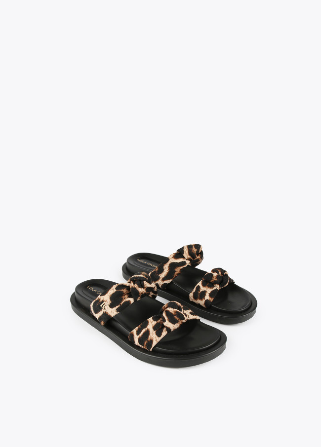 Flache Sandalen mit zwei Riemen und Animal Print