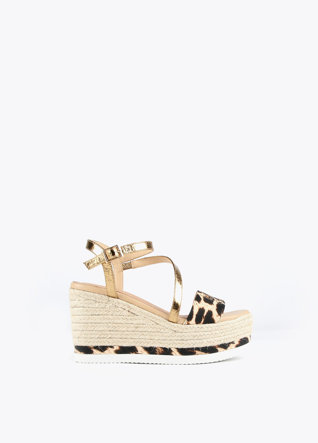 Keilabsatzsandalen mit Animal Print